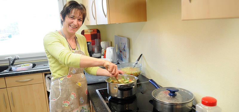 Auxiliaire de vie faisant la cuisine